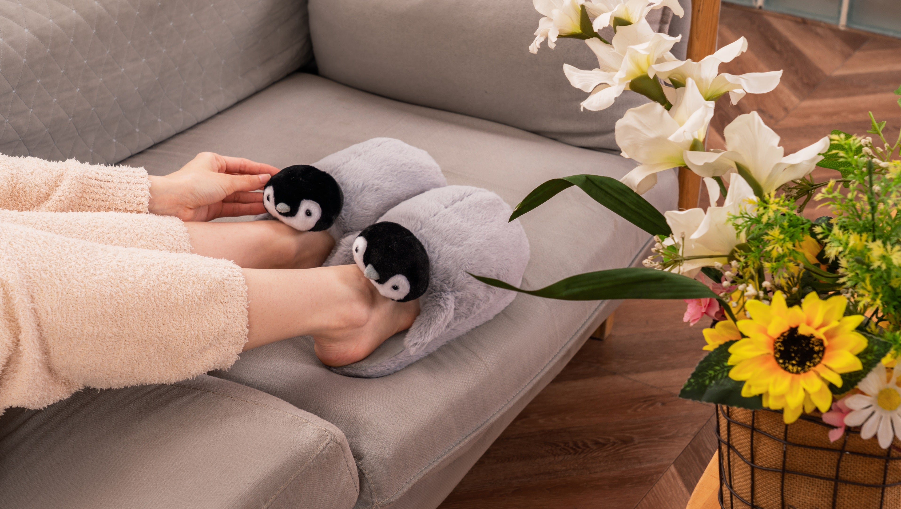 Carica il video: Penguin Slippers